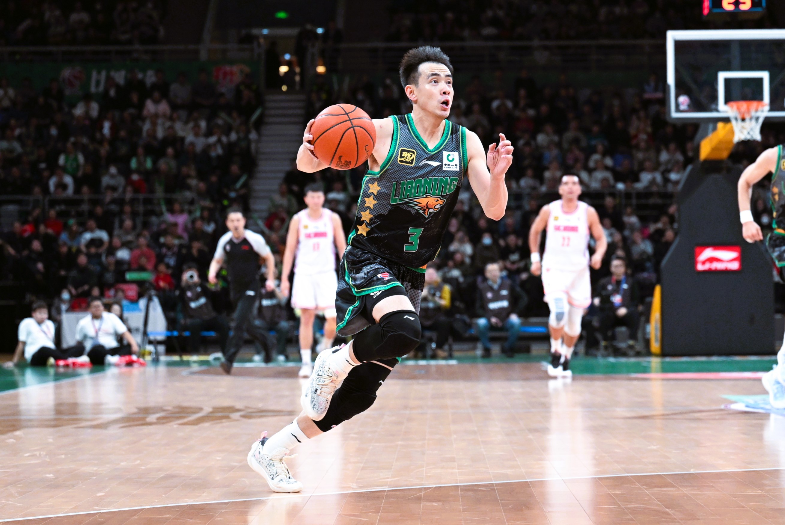 辽宁男篮遭遇困境，球队面临挑战