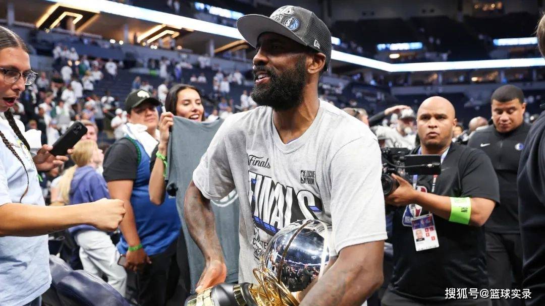 欧文绝杀时刻，火箭点燃赛场，冲击季后赛迎来胜利！